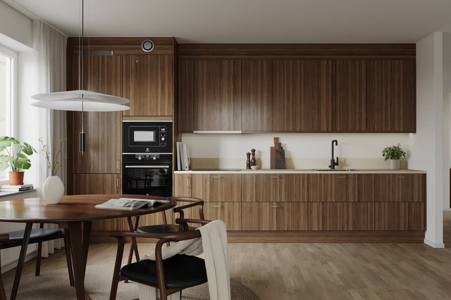 JM Original kök i valnöt med ugn och mikro i högskåp och ljus bänksiva.