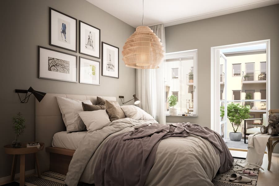 Sovrum med målade väggar, ekparkett, dubbelsäng och utgång till balkong.