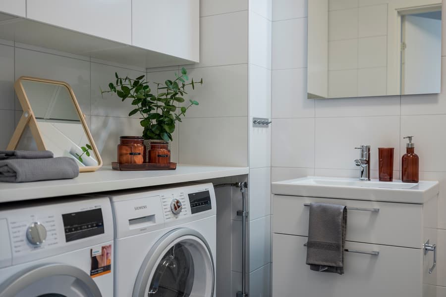 Gråa och orangea detaljer i badrummet