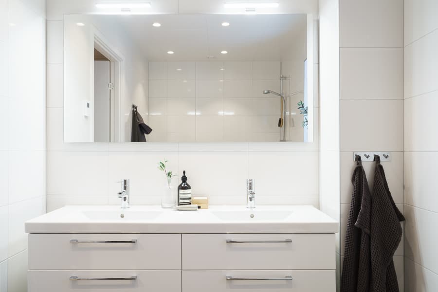 Fyrkantig spegel med integrerad belysning. Badrumsinredning.