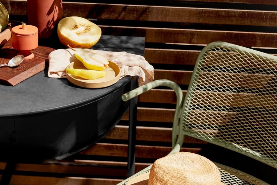 Litet matbord och stol i solig balkong