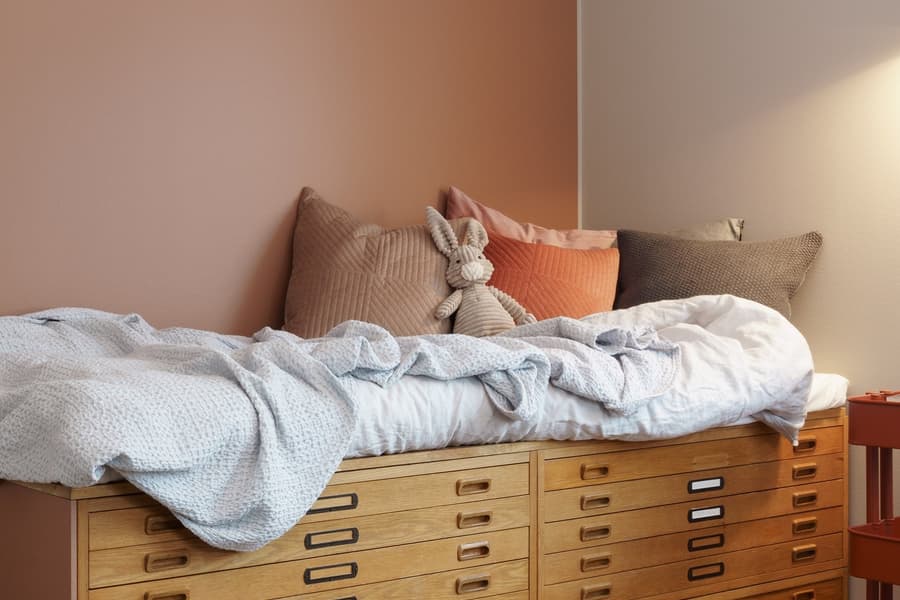 Förvaring under sängen. Barnrummet.