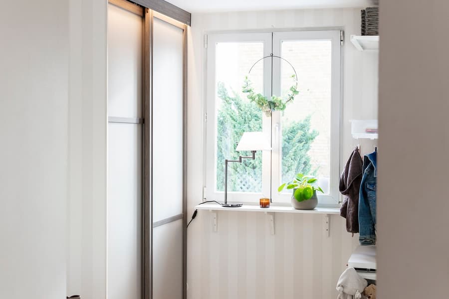 Förvaring i hall med skjutdörrar med avdelare från Elfa