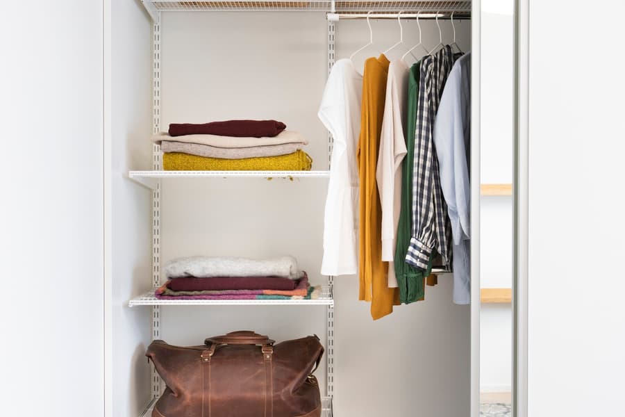 Klädförvaring i en garderob i ett JM sovrum 
