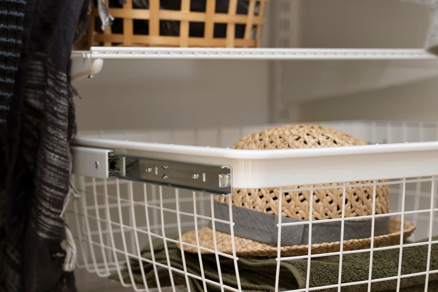 Klädförvaring i ett JM sovrum i en garderob