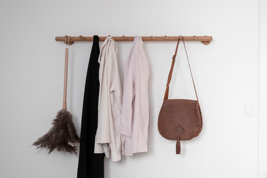 Sovrum. Klädstång i trä med krok.