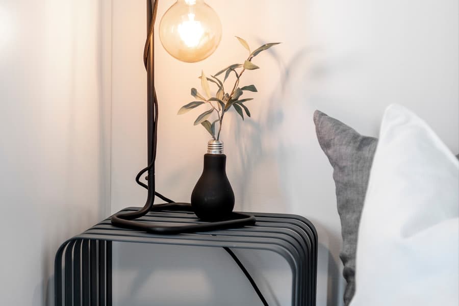 Svart bordslampa industriell still. Sovrumsbelysning.