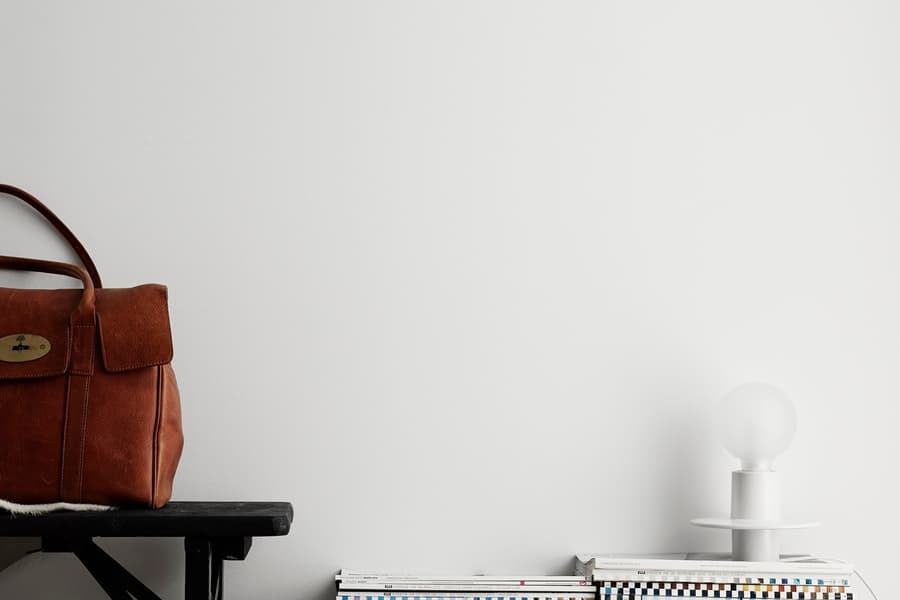 Sängbord av magasin. Personligt inredning sovrum