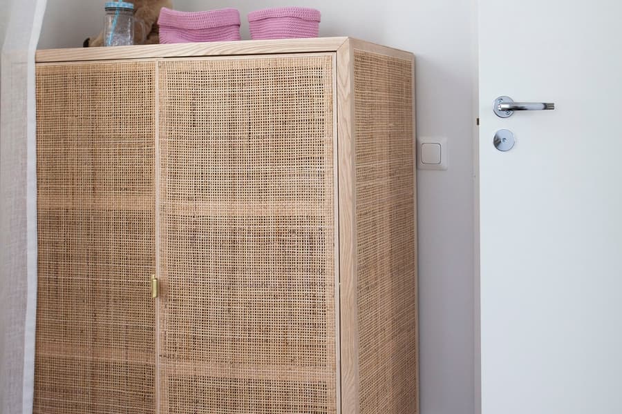 med specialbeställda luckor. Sovrum