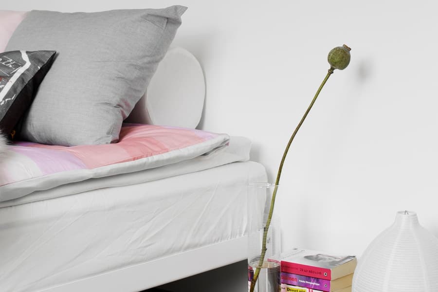 Sovrumsinredning. Sängbord av låg pall