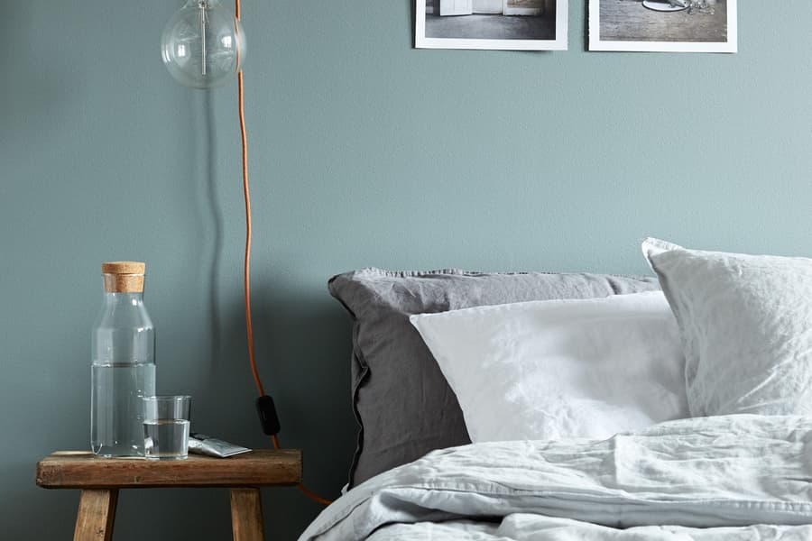 Sängbord av pall. Industriell sovrumsinredning.