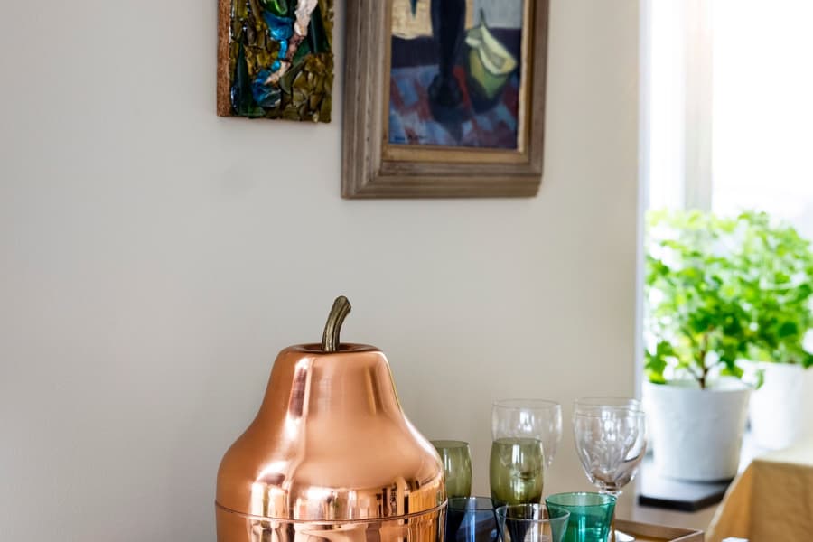 Färgglada tavlor i en JM bostad