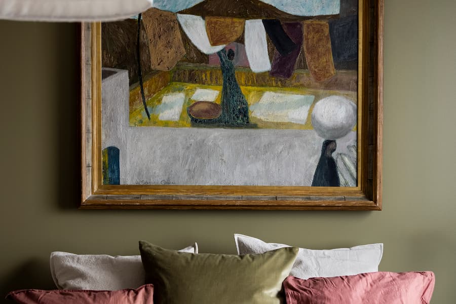 Gammal tavla i ett JM sovrum 