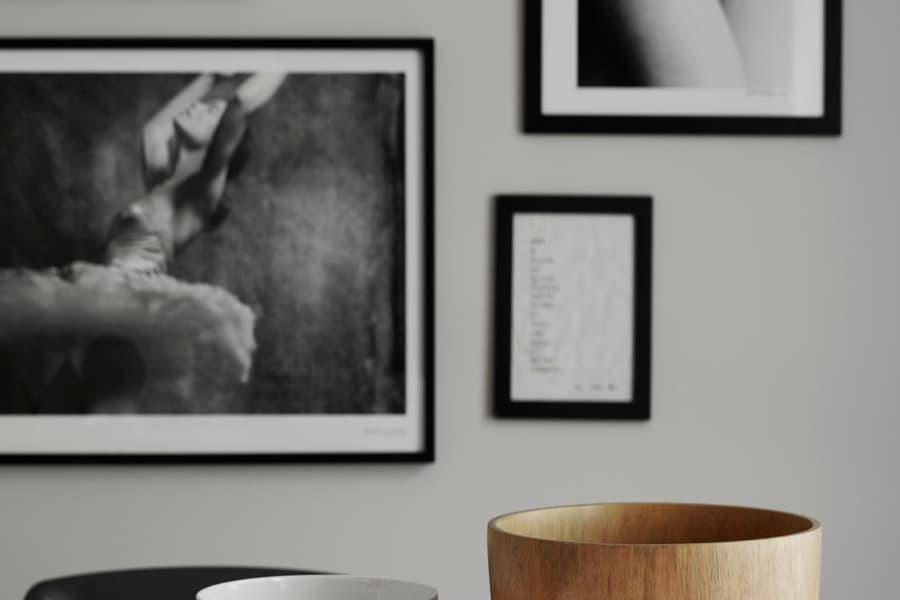 Inredning med tavlor i en JM bostad 