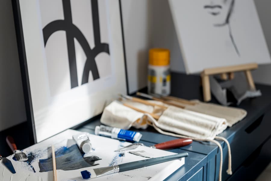 Handgjorda målningar i ett JM hem 