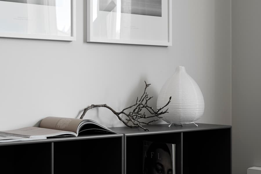 Tavlor i ett JM vardagsrum 