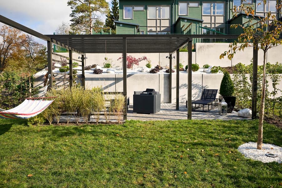 Gräsmatta i kvarterets Silverdals trädgård