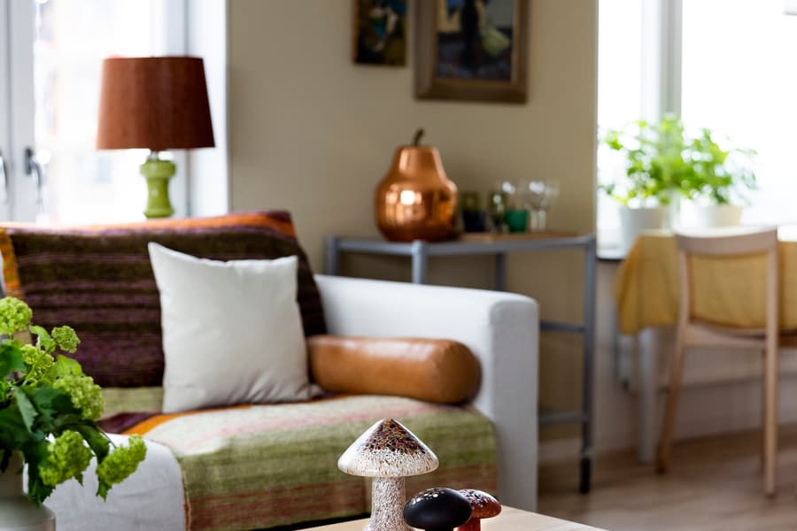 Blanda gammalt och nytt i ett JM vardagsrum