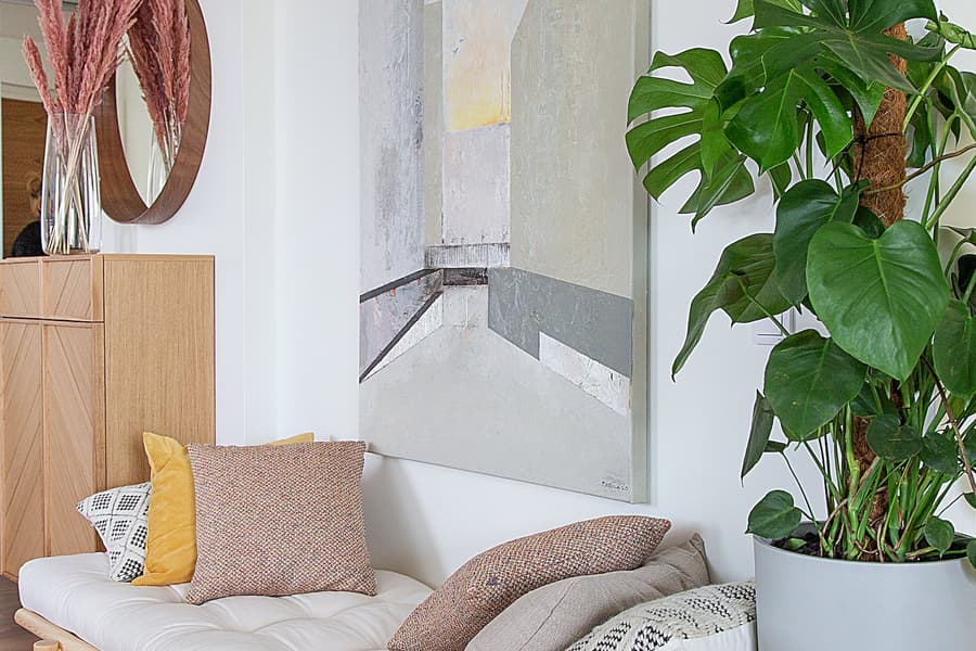 En soffa i mjuka färger i ett JM hem