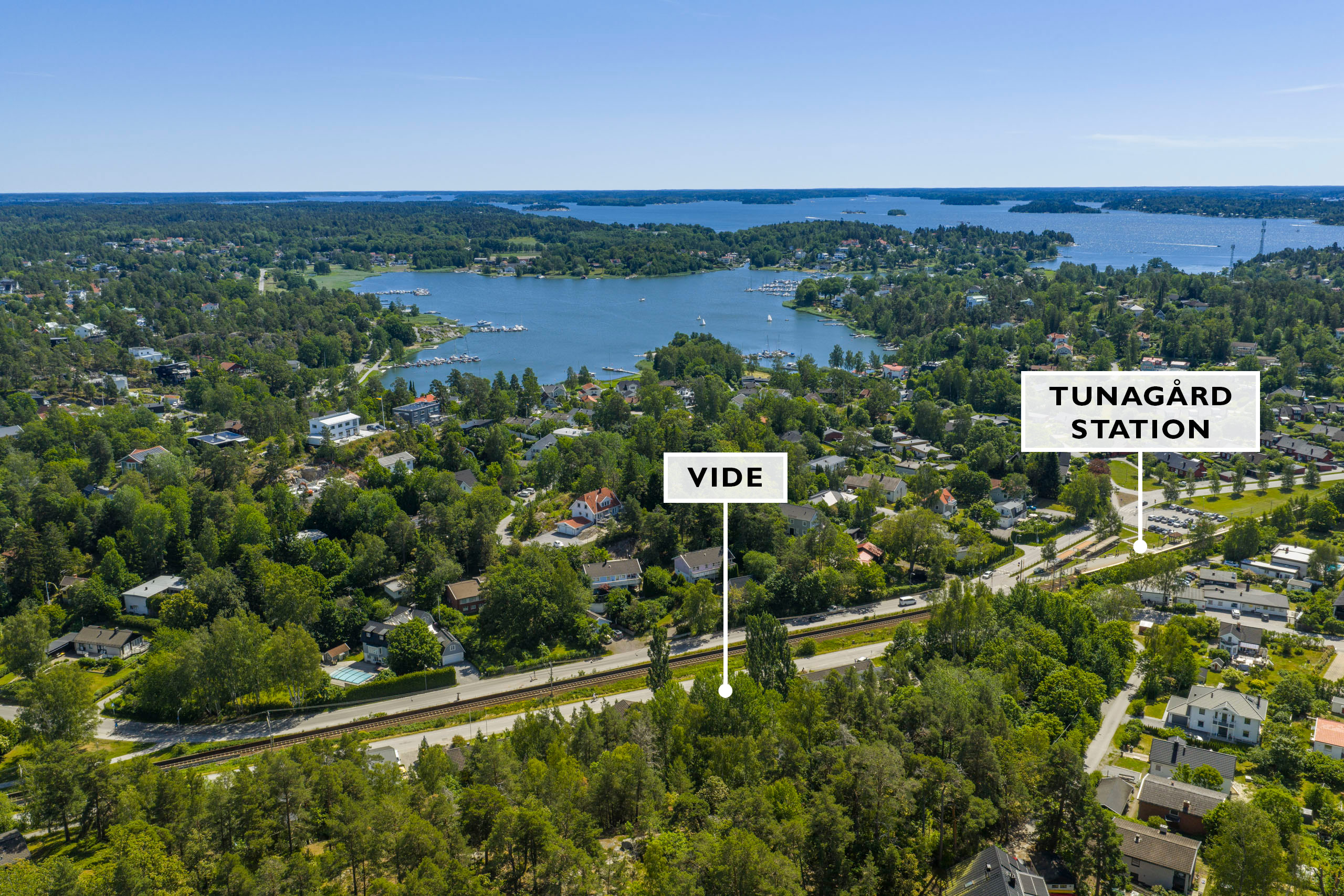 Grön och lummig halvö omgiven av blått vatten.