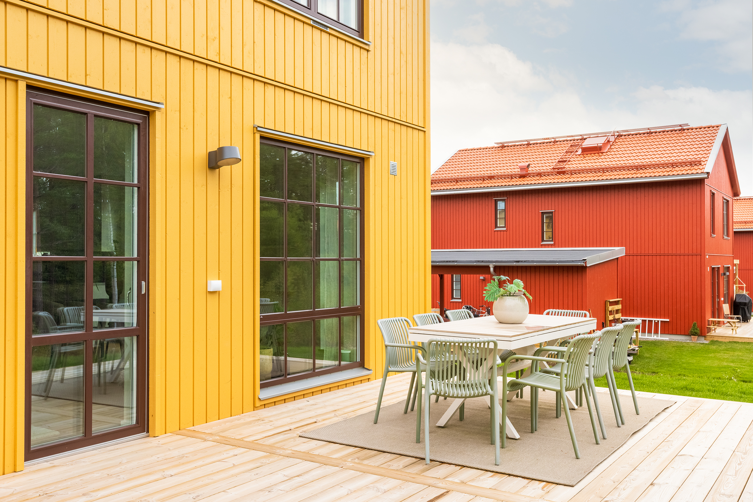 I Skölsta backe färdigställer vi friliggande villor med äganderätt. Här finns förutsättningar för ett långsiktigt boende där hela familjen kan trivas över tid. Foto från visningshuset.