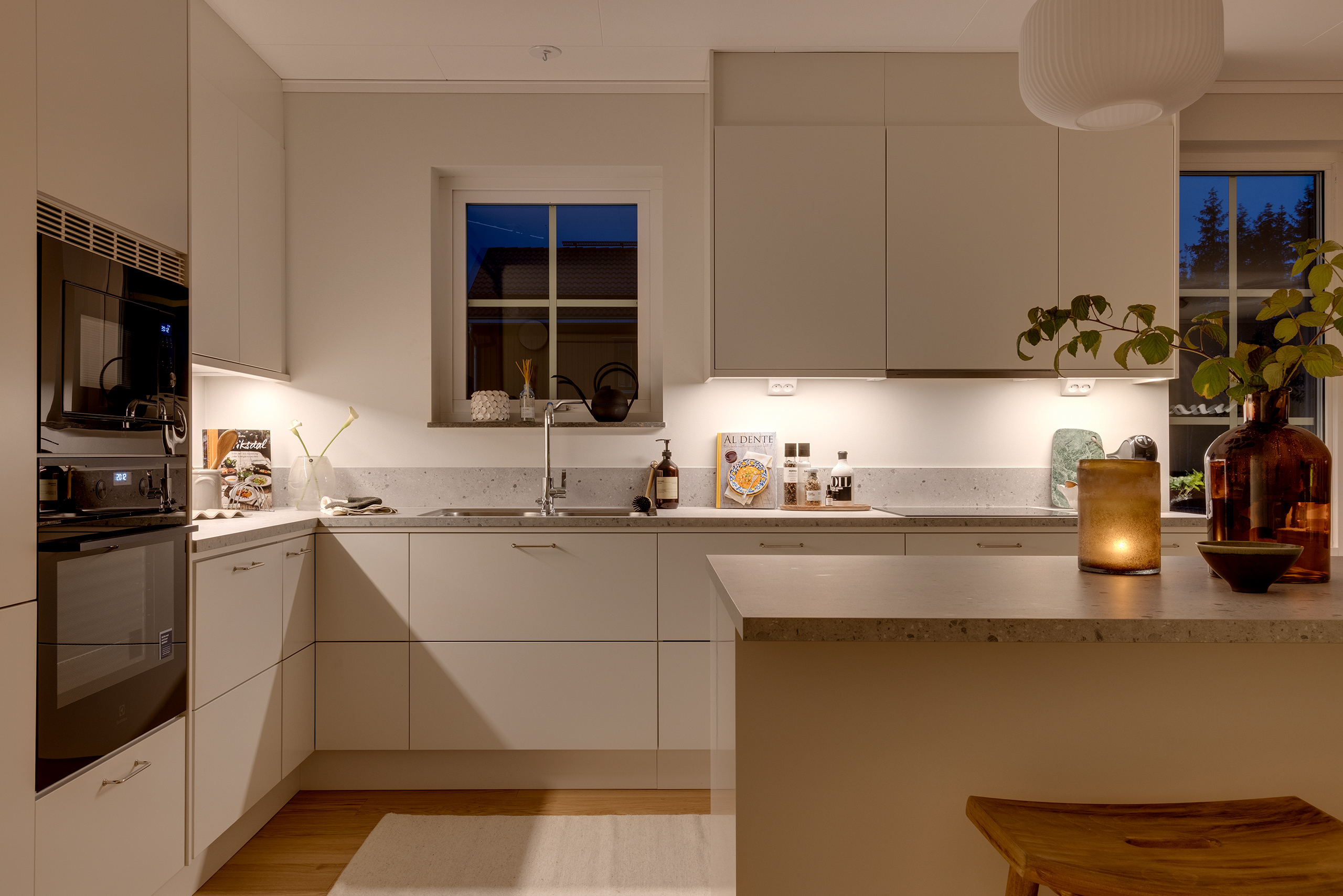 Det generösa köket med köksö skapar en funktionell samlingsplats för familjens vardag och passar lika bra för läxläsning som för middagar med vänner. Foto från visningshuset Villa Granen om 140 kvm.